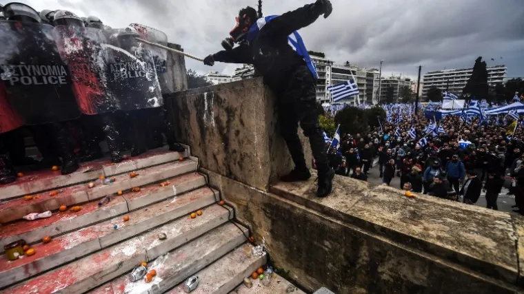 Policija suzavcem rastjerivala prosvjednike nezadovoljne dogovorom o imenu Makedonije