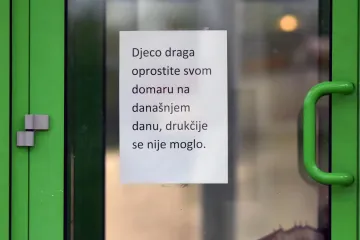 Domar se jutros zaključao u školu na Brodarici i nitkog nije puštao unutra, policija ga privela