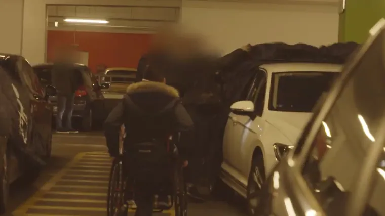 Posramili nemarne vozače: Parkirali na mjesto za invalide, a onda im pri&scaron;ao mladić u kolicima