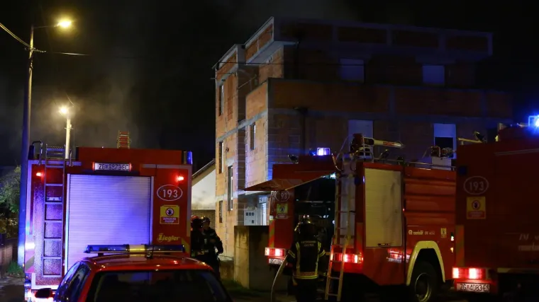 Buktinja u Zadru: Gorjela dva automobila, a policija jo&scaron; utvrđuje &scaron;to je izazvalo požar