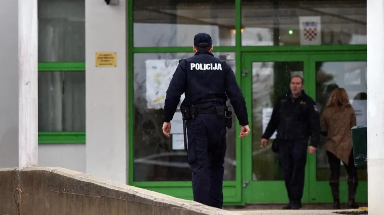 Dramatično jutro u Brodarici! Domar se zaključao u &scaron;kolu: 'Djeco, oprostite. Drukčije se nije moglo'