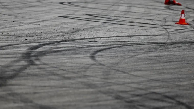 Parkirali&scaron;te pretvorili u poligon za trke; jedan vozač se BMW-om zaletio u publiku