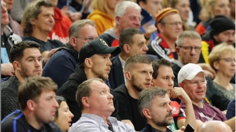 'Srebrna krila' na tribinama: Hrvatski nogometa&scaron;i u Kolnu pružili podr&scaron;ku na&scaron;im rukometa&scaron;im