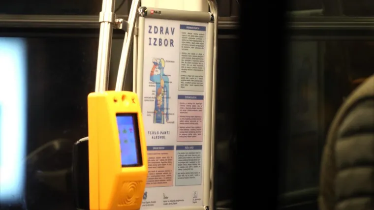 Gol se stao pred tramvaj ZET-a, izvadio penis i zastavio promet na 20 minuta