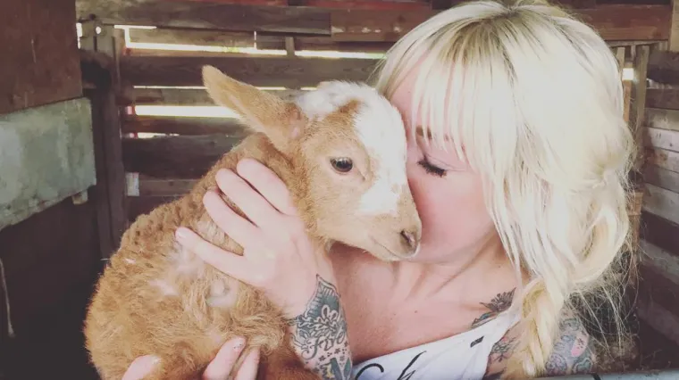 Iako je alergična na životinje, ova djevojka ih je spasila preko 300 i živi s njima