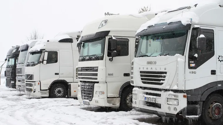 Snijeg zameo Gorski kotar: Vozači kamiona zapeli na staroj cesti, stajat će satima
