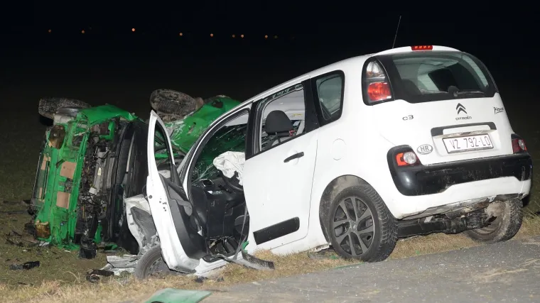 Neoprezno pretjecali i skončali u frontalnom sudaru