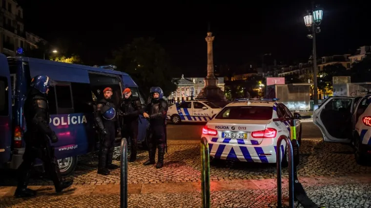Prosvjednici bacili molotovljene koktele na policijsku postaju, palili i automobile