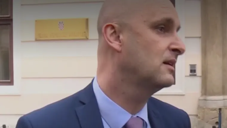 'Bando, namjerili ste se na krivog, počnite pakirati kofere'