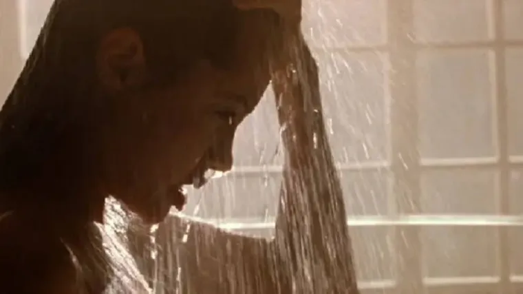 Život žena na TV-u i u stvarnosti: 15 iznimno NEREALNIH situacija koje nam 'prodaju' u filmovima i serijama