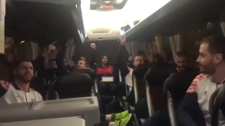 Veselje u reprezentativnom autobusu: Rukometa&scaron;i uz Daleku obalu proslavili pobjedu nad Francuskom