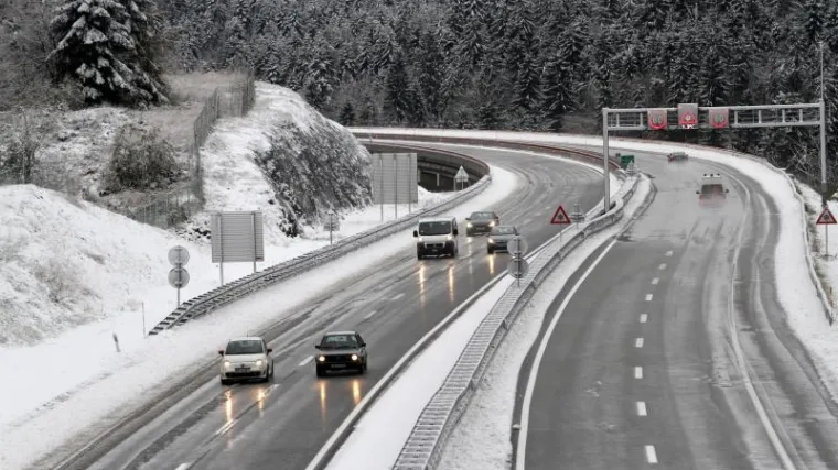 Palo i do pola metra snijega: Zimski uvjeti na cestama, neke zatvorene za promet