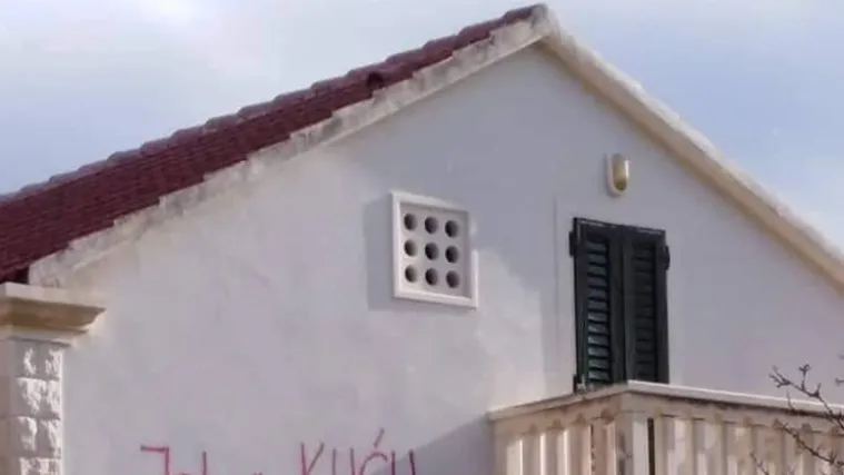 FOTO Grafit na fasadi totalno odu&scaron;evio ekipu i postao hit: 'Je*e&scaron; kuću bez...'