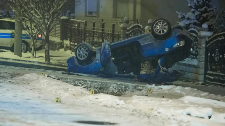 Sestre sletjele u kanal, auto se prevrnuo na krov: 17-godi&scaron;njakinja podlegla ozljedama