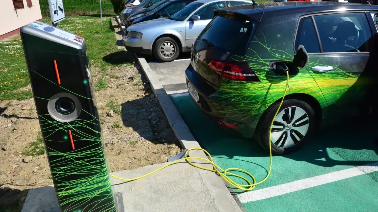 Razmi&scaron;ljate o kupnji električnog automobila? Država ponovno časti izda&scaron;nim poticajima