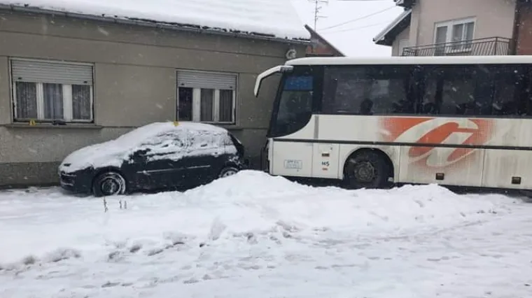 Nesreća u Đakovu: Autobus pun vojnika sudario se s kamionom pa udario u kuću