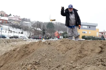 BANDIĆ OTVORIO RADOVE NA ŽIČARI: Sjeo za bager, doveo tamburaše i svećenika