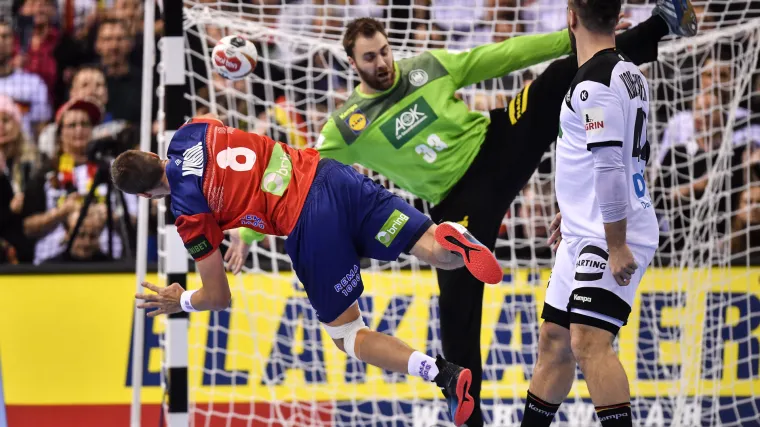 Bespo&scaron;tedna borba: Pogledajte kako su Norvežaninu rasparali dres, a on ipak zabio gol