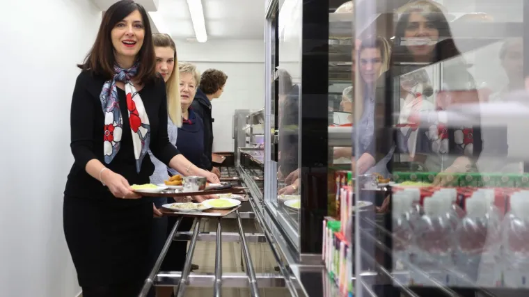 FOTO U slast! Ministrica Divjak fino objedovala i uputila sve pohvale kvaliteti hrane