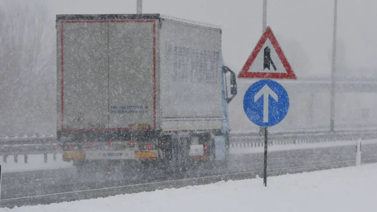 Zbog olujnog vjetra i sniježne vijavice zatvorene prometnice: Izdana i upozorenja zbog poledice