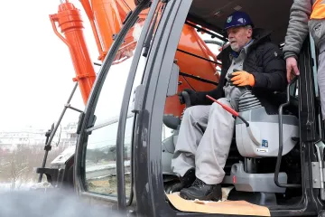 Bagerom otvorio radove na žičari, tamburaši svirali himnu, a bio je i svećenik