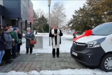 Župnik župe sv. Ane Križevci blagoslovio novi kombi Udruge Maslačak Križevci