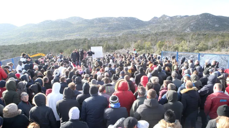 Prosvjed kod Vrgorca: 'Već nam 30 godina obećavaju tunel, dosta nam je da nas se preskače'