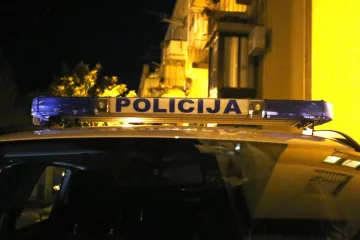 Nakon što je 13 puta udario starca po glavi, ukrao je spajalice i čokolade