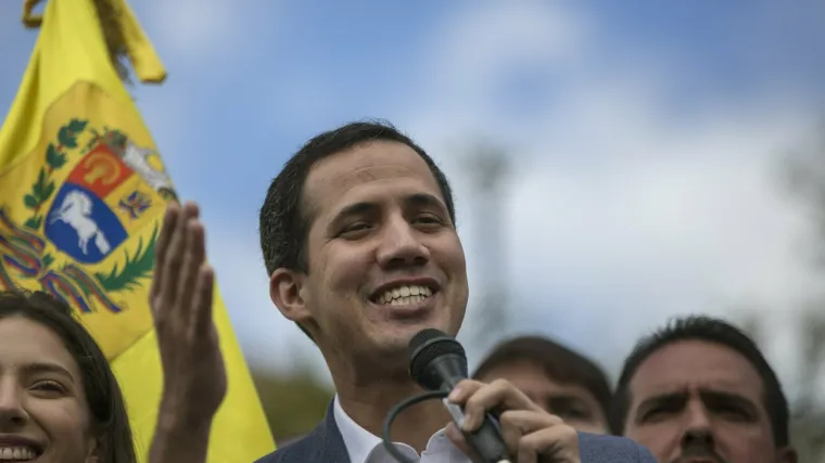 SAD poziva venezuelsku vojsku na mirnu tranziciju: Guaido preuzima kontrolu nad naftnim sektorom