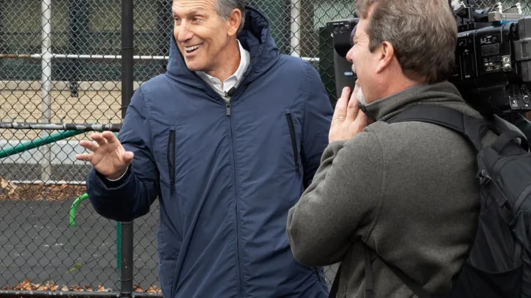 Odrastao u getu, prvo je radio za Starbucks, a poslije ga kupio