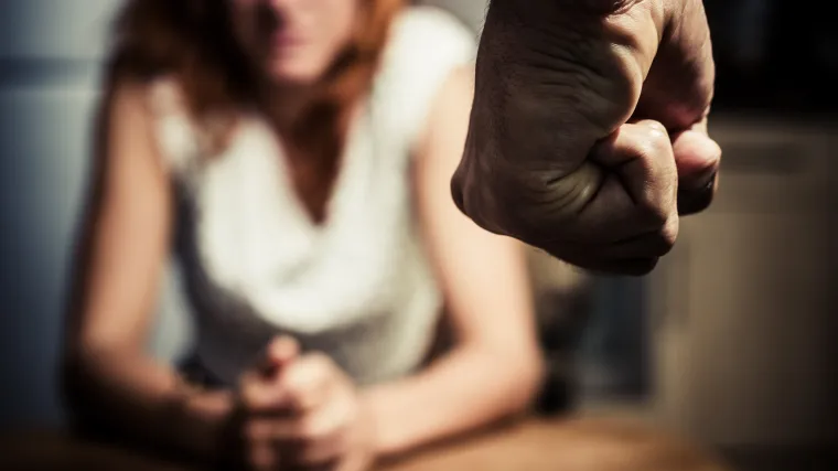 Progovorila 'bez dopu&scaron;tenja', pa joj slomio koljeno: 'U mom selu se za to ženi reže glava'