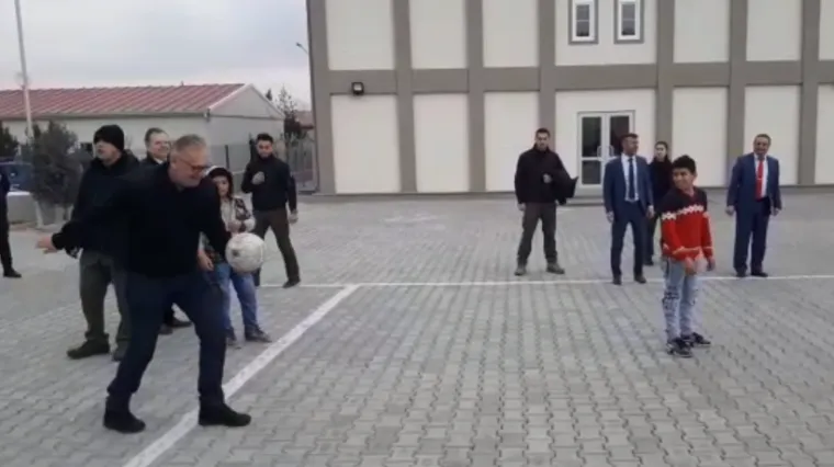 VIDEO U ovakvom ga izdanju još nismo vidjeli: Ministar se potpuno opustio pa iznenadio potezom