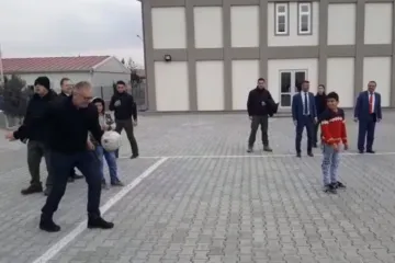 VIDEO U ovakvom ga izdanju još nismo vidjeli: Ministar se potpuno opustio pa iznenadio potezom