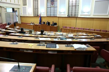 Burna rasprava u Saboru: Zakonom o državnim službenicima do povećanje broja 'uhljeba'?