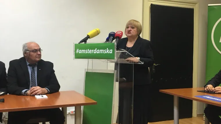 Dobro se sna&scaron;la: Anka Mrak Tarita&scaron; uzela paket papira za printanje i ovim potezom sve nasmijala