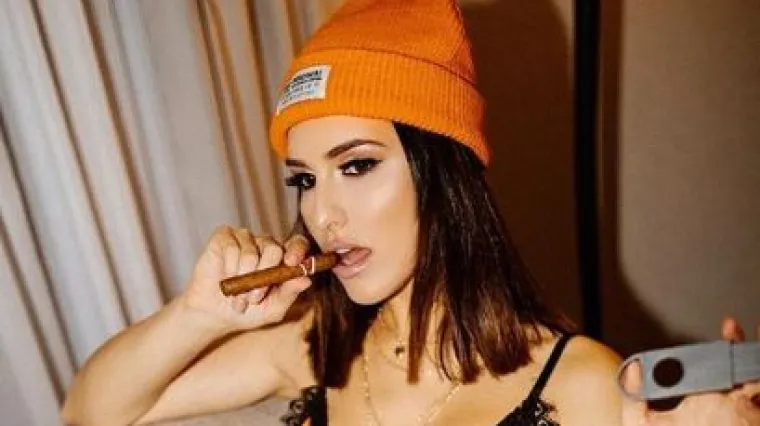 Pjevačica u seksi grudnjaku priznala o čemu je donedavno bila ovisna