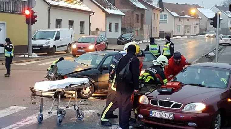 FOTO Te&scaron;ka nesreća u Požegi: Iz zgnječenog auta vatrogasci izvlačili ženu