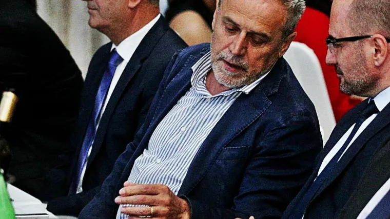Brižno njeguje rusku vezu i sanja o moćnoj poziciji koja bi ga spasila. Može li uspjeti?