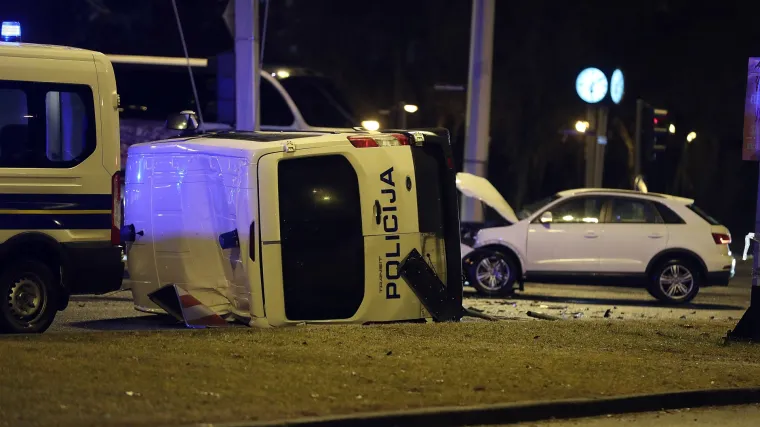FOTO, VIDEO Pro&scaron;ao kroz crveno? Policijski automobil nakon sudara zavr&scaron;io na boku