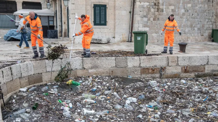 FOTO Jako jugo i gomile smeća: Otkazana procesija u Dubrovniku, a o južini se oglasio i HGSS