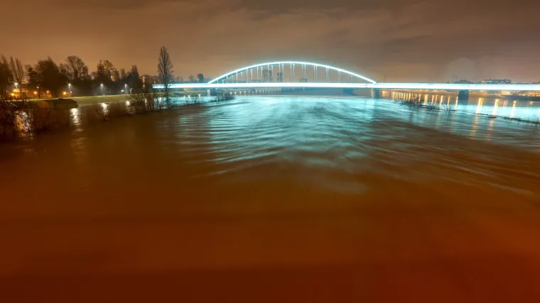 FOTO, VIDEO Nabujala Sava izlila se iz korita, prijeti nam i vodeni val iz Slovenije!