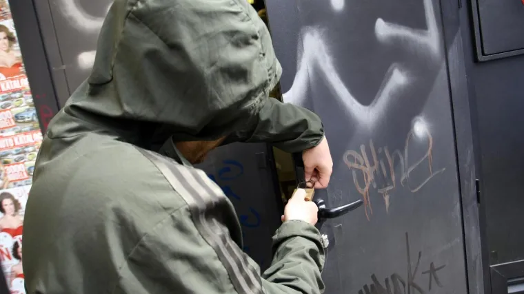 Zaredala provale, policija upozorava: 'Ne držite novac u posudama niti među donjim rubljem!'