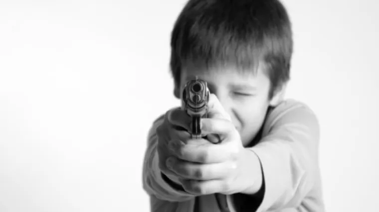 Četverogodi&scaron;nji dječak prona&scaron;ao pi&scaron;tolj i upucao trudnu majku u lice: 'Djeca pi&scaron;tolje vide kao igračke'