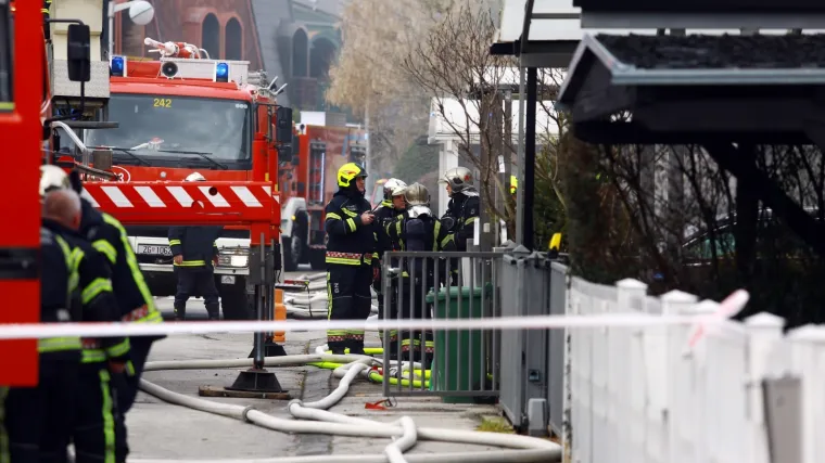 Požar u obiteljskoj kući u Dugavama, poslana troja vatrogasna vozila