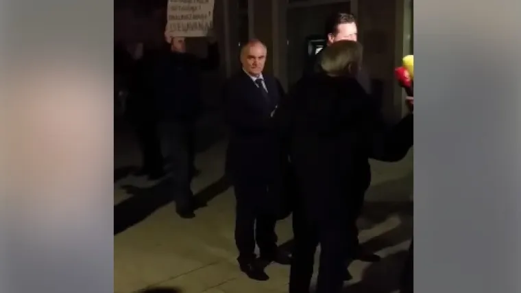 Dočekala ih nezgodna scena taman dok su se obraćali novinarima