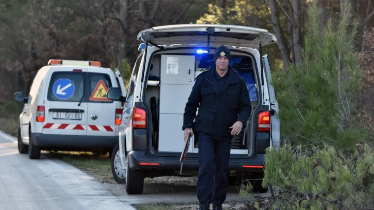 U osobnom automobilu sletio s ceste i poginuo