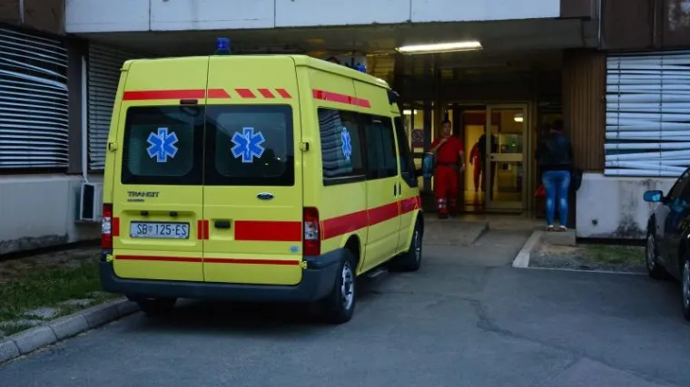 Pijan se pokušao po cijevi zgrade spustiti na tlo; između trećeg i četvrtog kata je pao i teško stradao