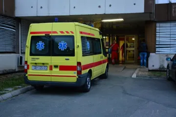 Pijan se pokušao po cijevi zgrade spustiti na tlo; između trećeg i četvrtog kata je pao i teško stradao
