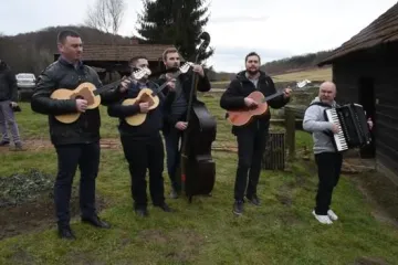 Tamburaški sastav Frontmeni na otvorenju novog kola vodenice u Svetoj Ani