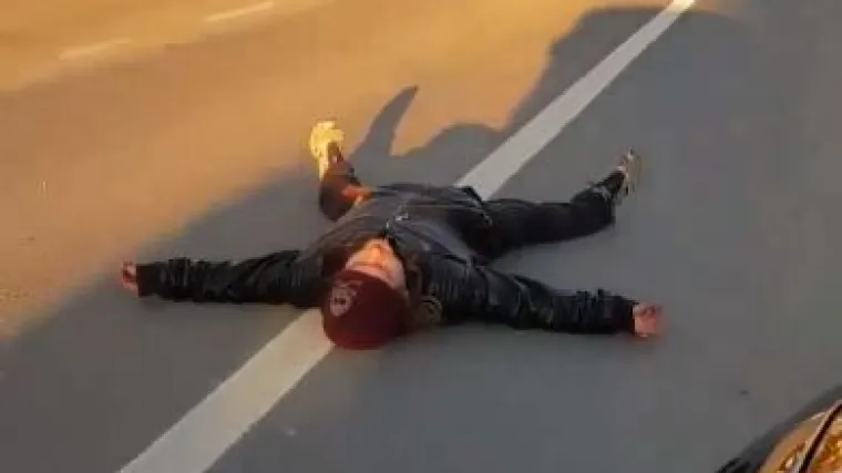 Frajer legao odmoriti nasred ceste, reagirao i gradonačelnik; 'Diži se, bu te netko pregazio!'